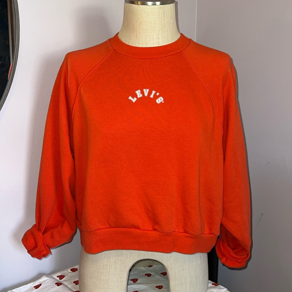 Levi’s Cropped Sweatshirt